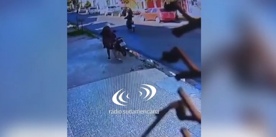 ASÍ ROBARON UNA MOTO QUE ESTABA ESTACIONADA EN UNA VEREDA