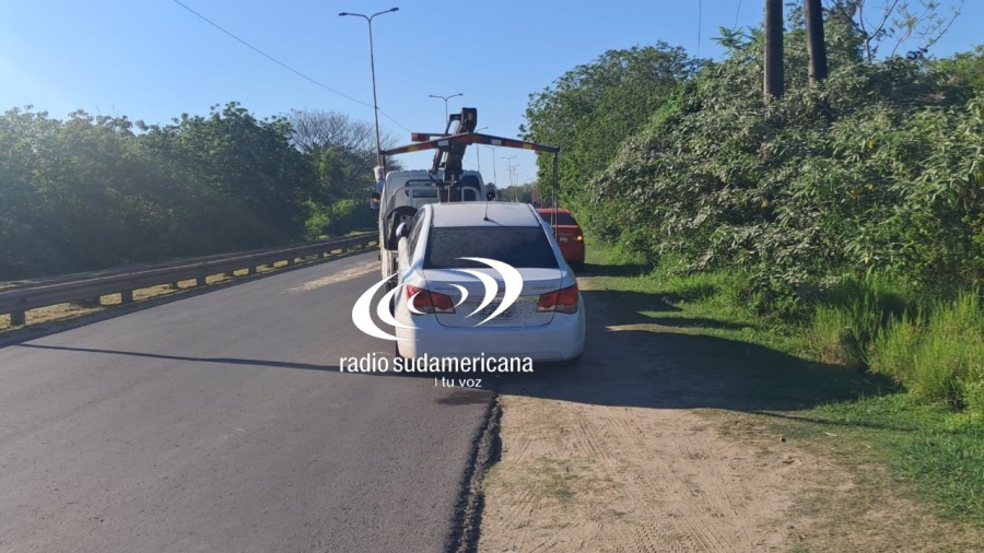 CONDUCTOR EBRIO CRUZÓ UNA ROTONDA, DEJÓ EL AUTO Y SE FUE CAMINADO